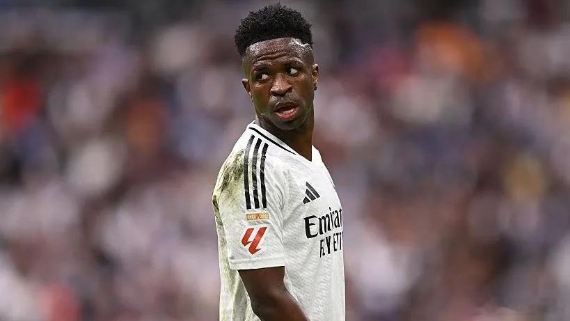 据西班牙六台记者Marcos Benito消息，皇马前锋维尼修斯正为多起种族歧视