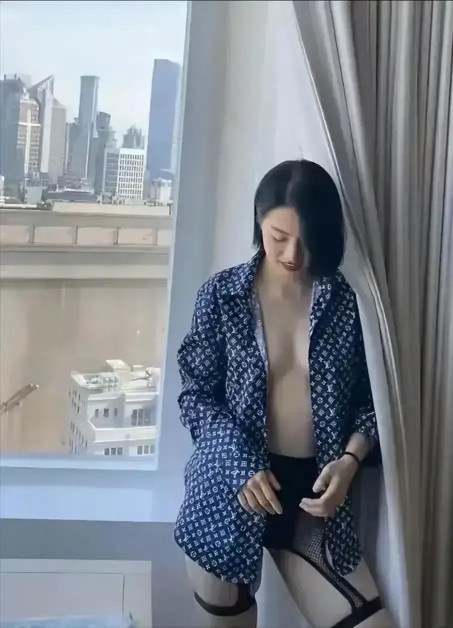 别怪胡继勇把持不住，换作你们任何一个男人都扛不住，这么辣的身材，如此大胆的穿衣风