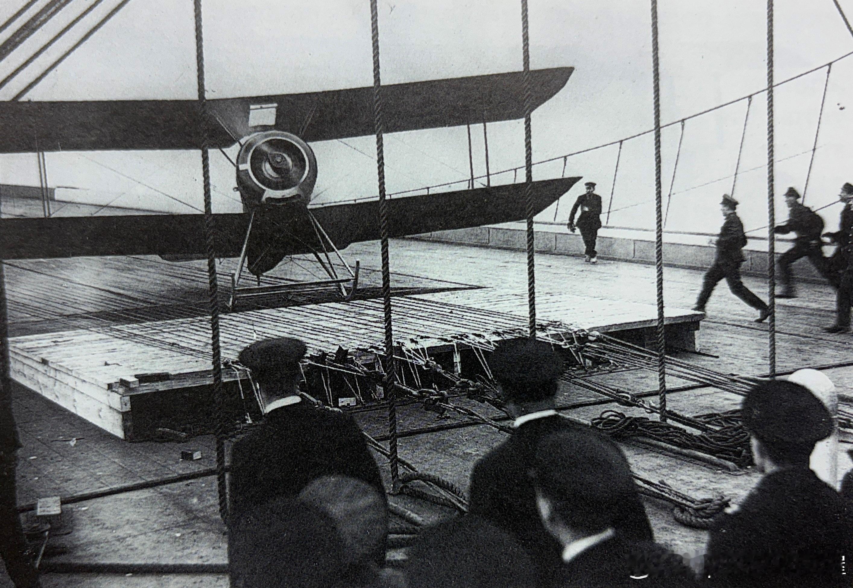 1918年一架滑橇式索普维奇Pup幼犬在HMS Furious暴怒号航空母舰上降