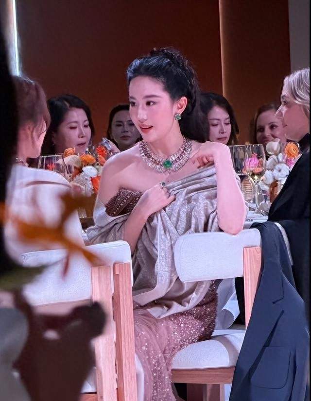 宝格丽这晚：刘嘉玲露半球，刘亦菲浓妆艳抹，蔡依林吴磊像暴发户