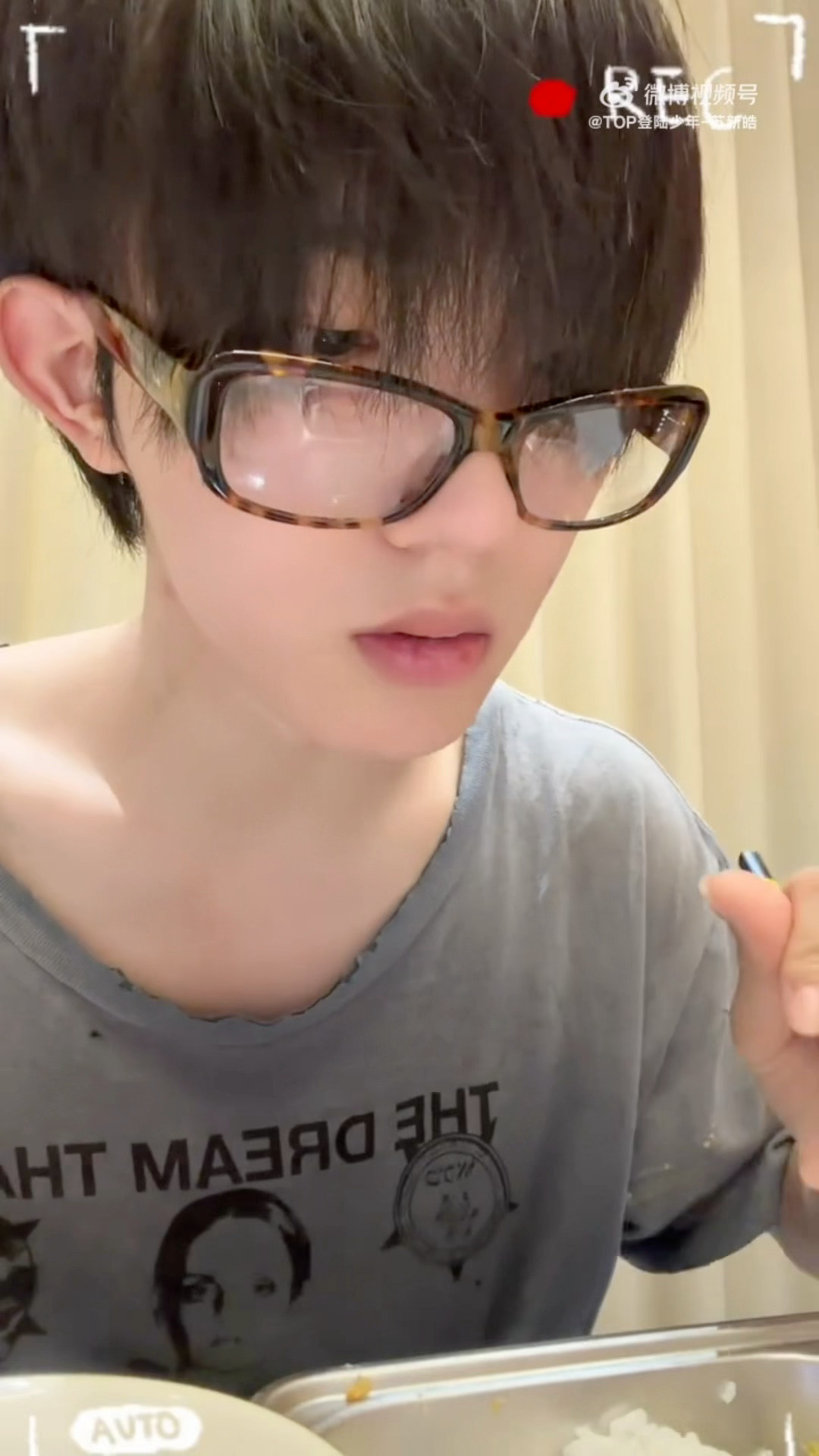 太补钙了我第一次见人带壳的虾蘸酱油嚼的津津有味 