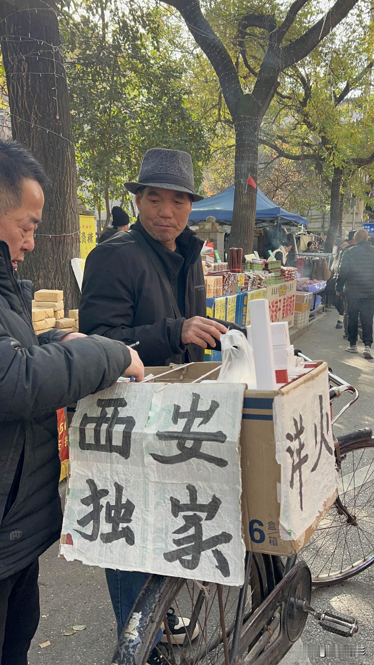 每到赶集日，这里热闹非凡。还没走进集市，远远就能听见那嘈杂又充满烟火气的声音，有