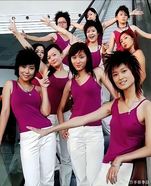 现在想想真的好笑，当年这几个超级女声前几名究竟是根据什么标准选出来的？一头炸毛加