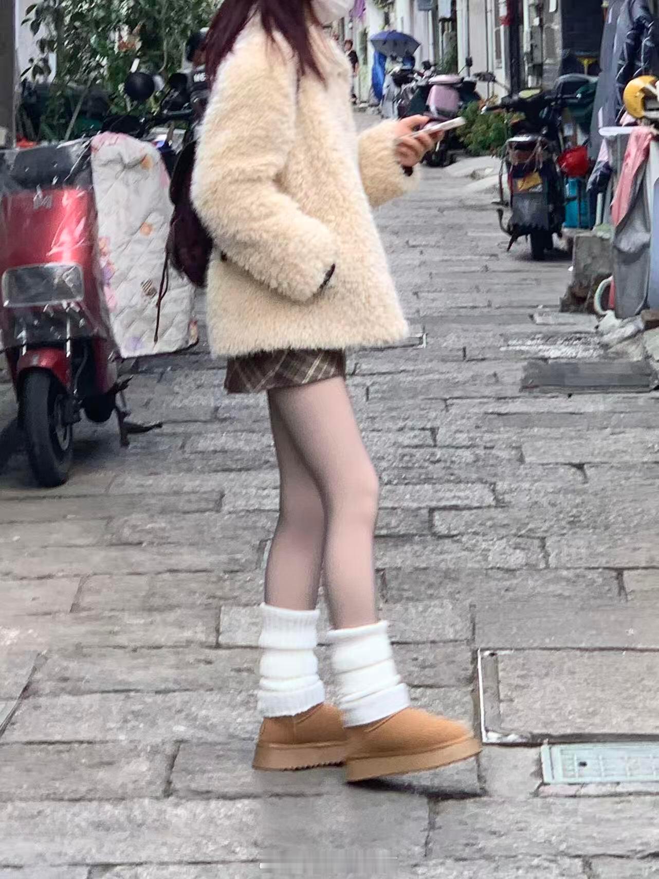 为什么秋冬很多人都喜欢露腿穿搭🥲…感觉到了秋天越来越多人都很喜欢露腿穿搭，反而