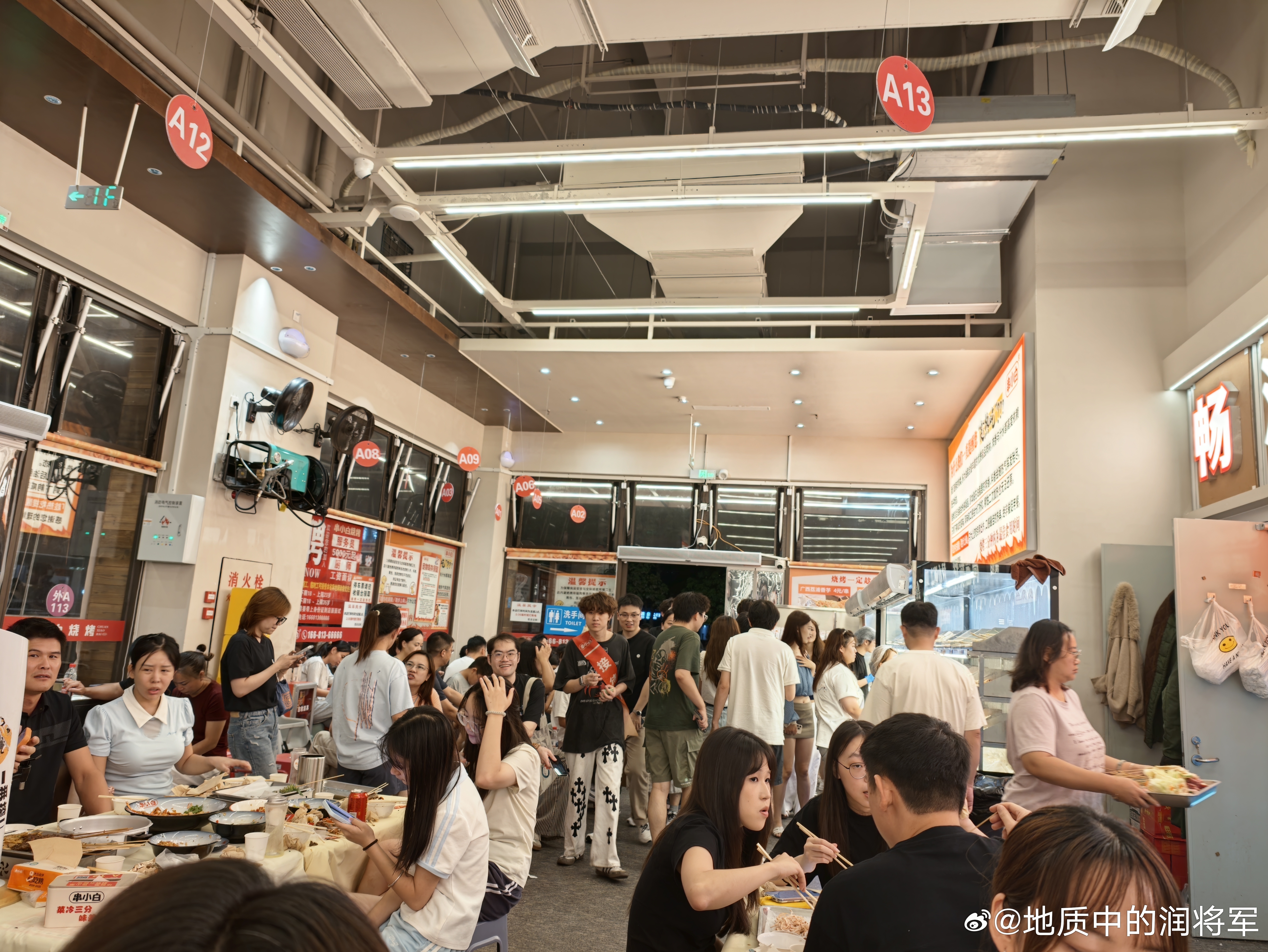 今天被带来吃烧烤，真的被人流震惊了，排队200+，晚上快11点人流还这么旺 不得
