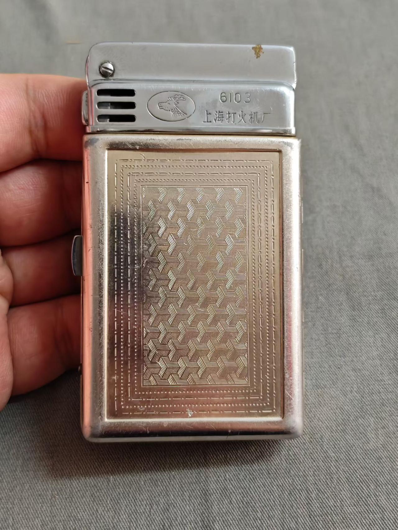 六十年代，上海打火机厂（6103）（双鹿牌）烟盒一体式打火机一个，外壳雕刻精美几
