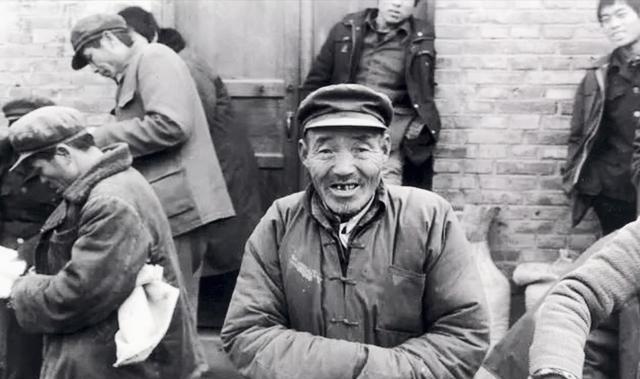 1987年，退伍老兵赵保群在家午休，政府人员却找上门，对他说：“别睡了，国防部长