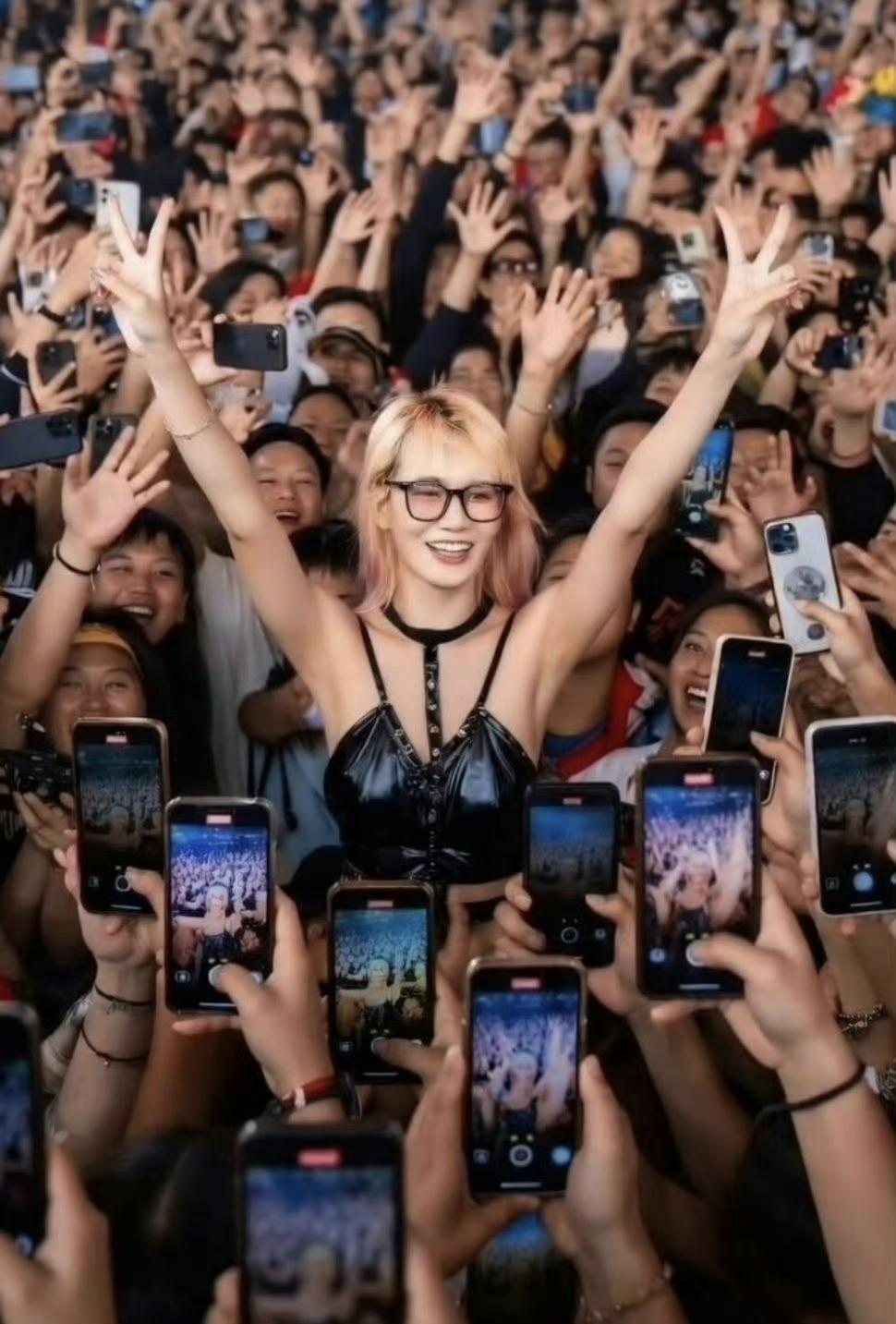 娱乐至死，网民狂欢，吃瓜看热闹的才不管那么多，不嫌事大，只要拿着手机拍。所有人都