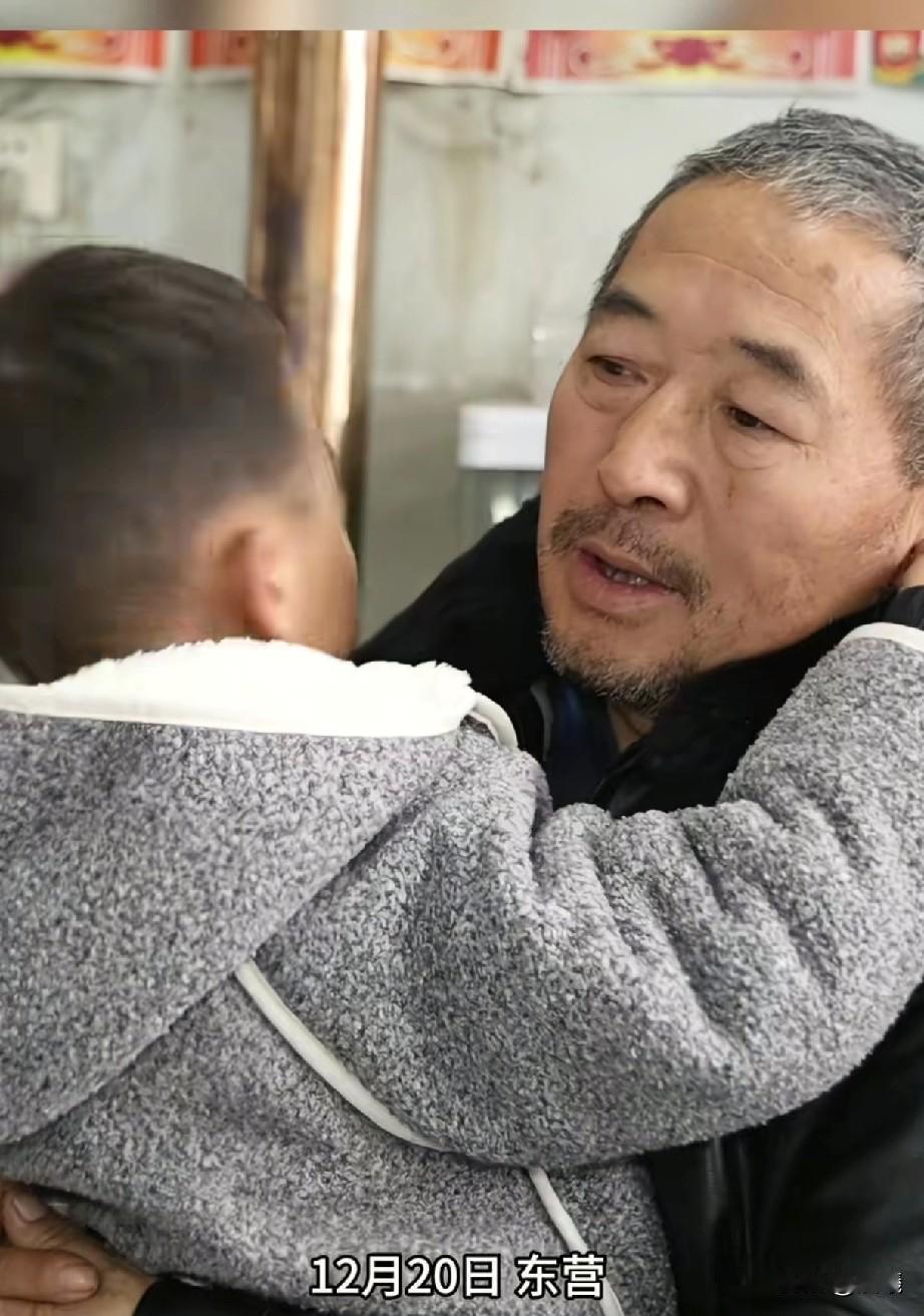 这就是冬天里的暖阳！

近日，东营山东石油化工学院门口，一个卖糖葫芦的小摊总会被