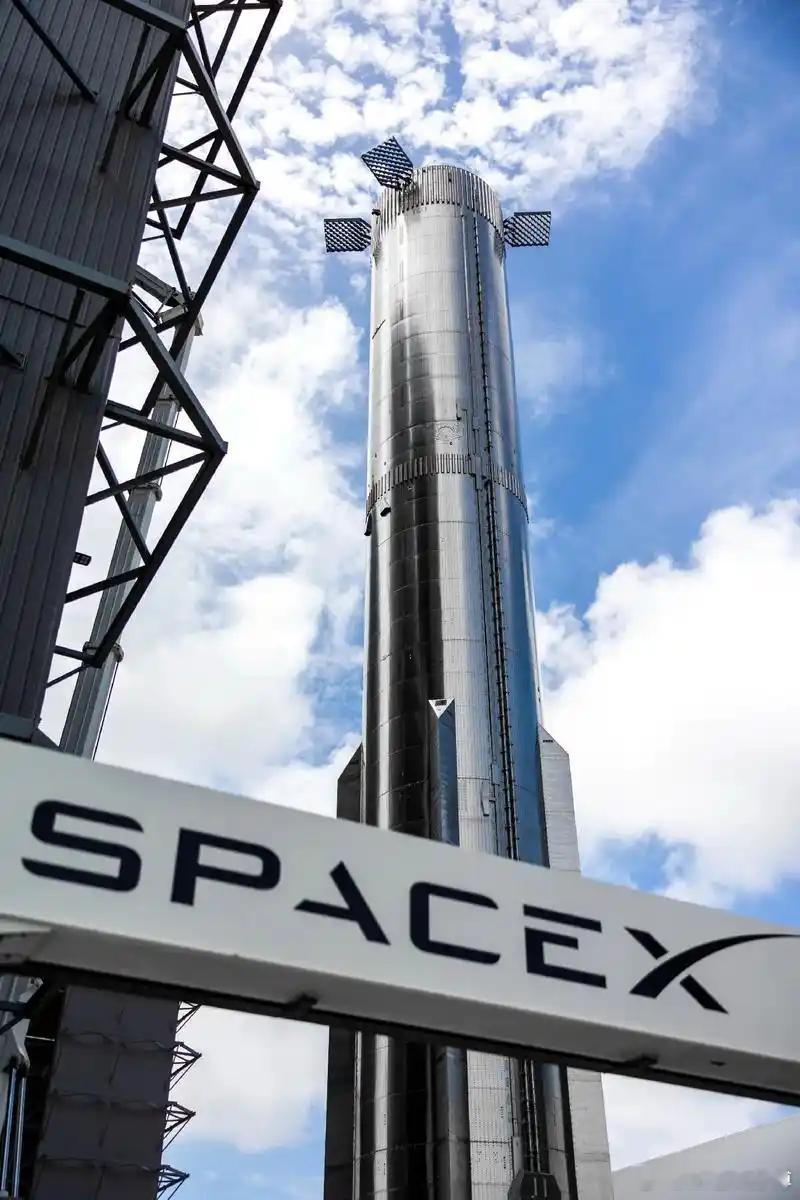 马斯克登顶全球首富，space的影响力太大，且是目前全球独一份，马斯克的财富匹配