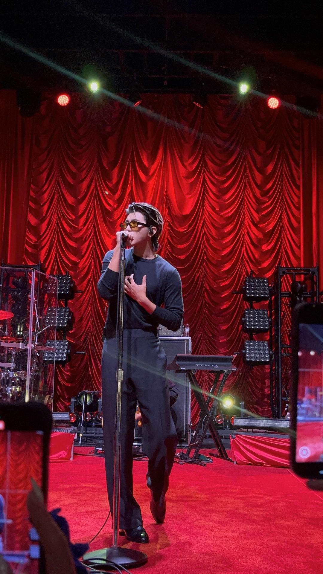 蔡徐坤紧身衣肌肉 蔡徐坤真的藏了太多惊喜，紧身衣肌肉帅出圈，巡演开到哪帅到哪。 