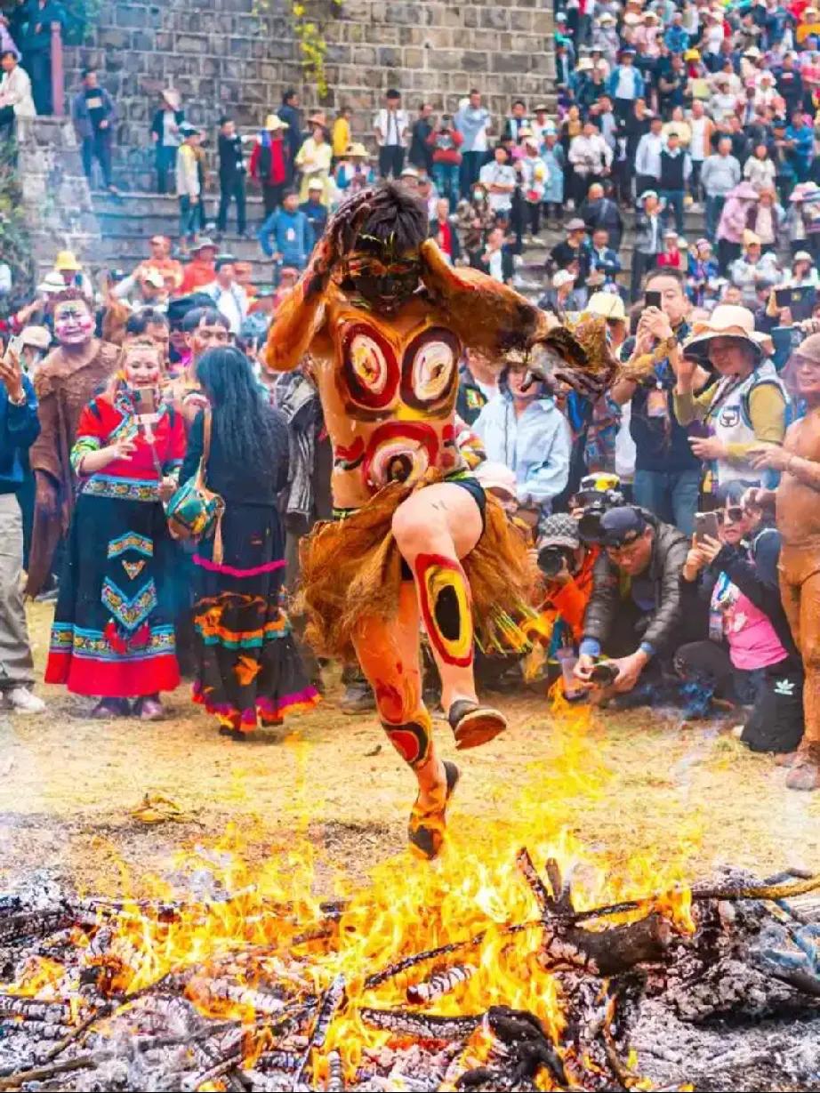 《彝族桥神祭》
 原创
古桥承灵祀善神，
彝家祈佑路无尘。
焚香奠酒酬功德，
护