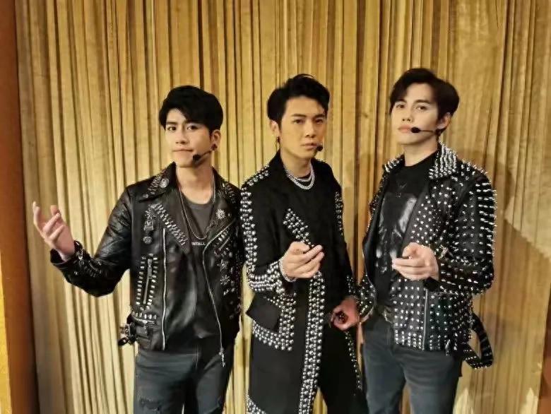 TVB“变态专业户”深圳开美甲店？网友集体喊话：本人上手才够味！
娱乐圈的戏精们