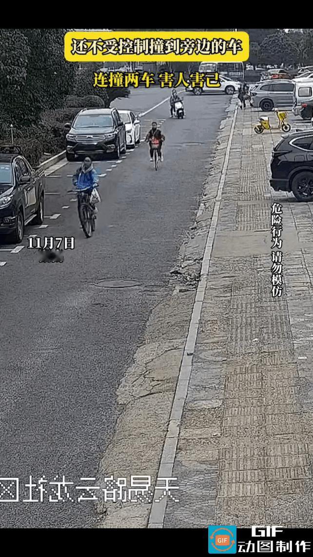 女子骑自行车走在道路中间，两名学生骑着电动车从身后驶来，看到自行车挡在前面，学生