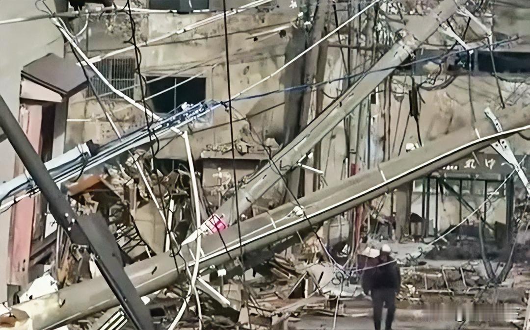 日本7.5级强震的破坏力，真的超出想象！
 
深夜里大地剧烈摇晃近1分钟，人站都