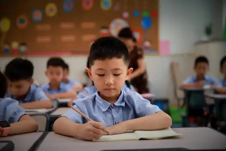 【教育部新规：幼儿园禁教小学课，一年级不留书面作业】教育减负动真格！教育部8月2