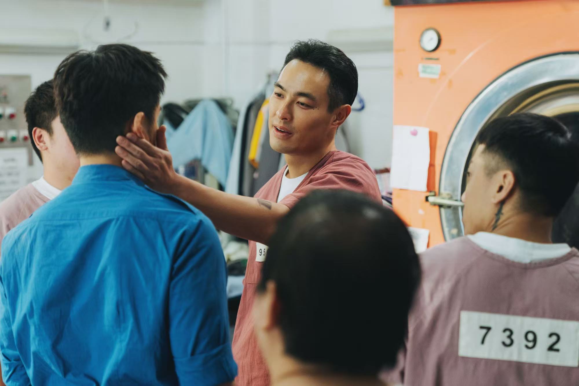 监所男子囚生记 治愈喜剧的内核原来是父爱！饰演的9568重病在身却一心牵挂新生儿