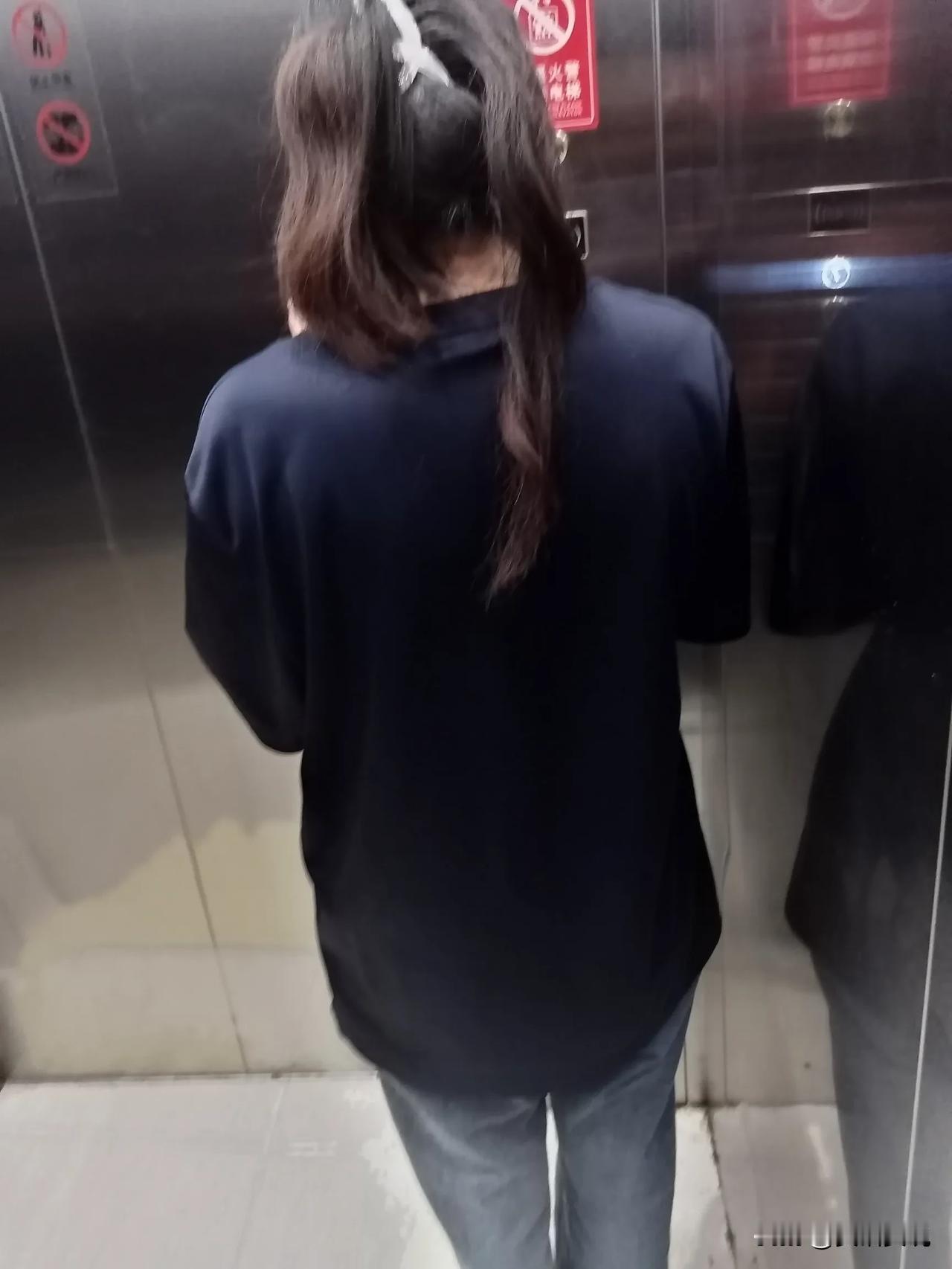 下班的时候，在公司宿舍的电梯里，看见一个漂亮的小姐姐，想去搭讪，但是心里又不敢，