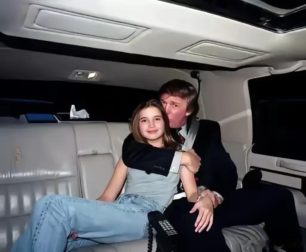 特朗普年轻时与女儿伊万卡的合照 ​​​