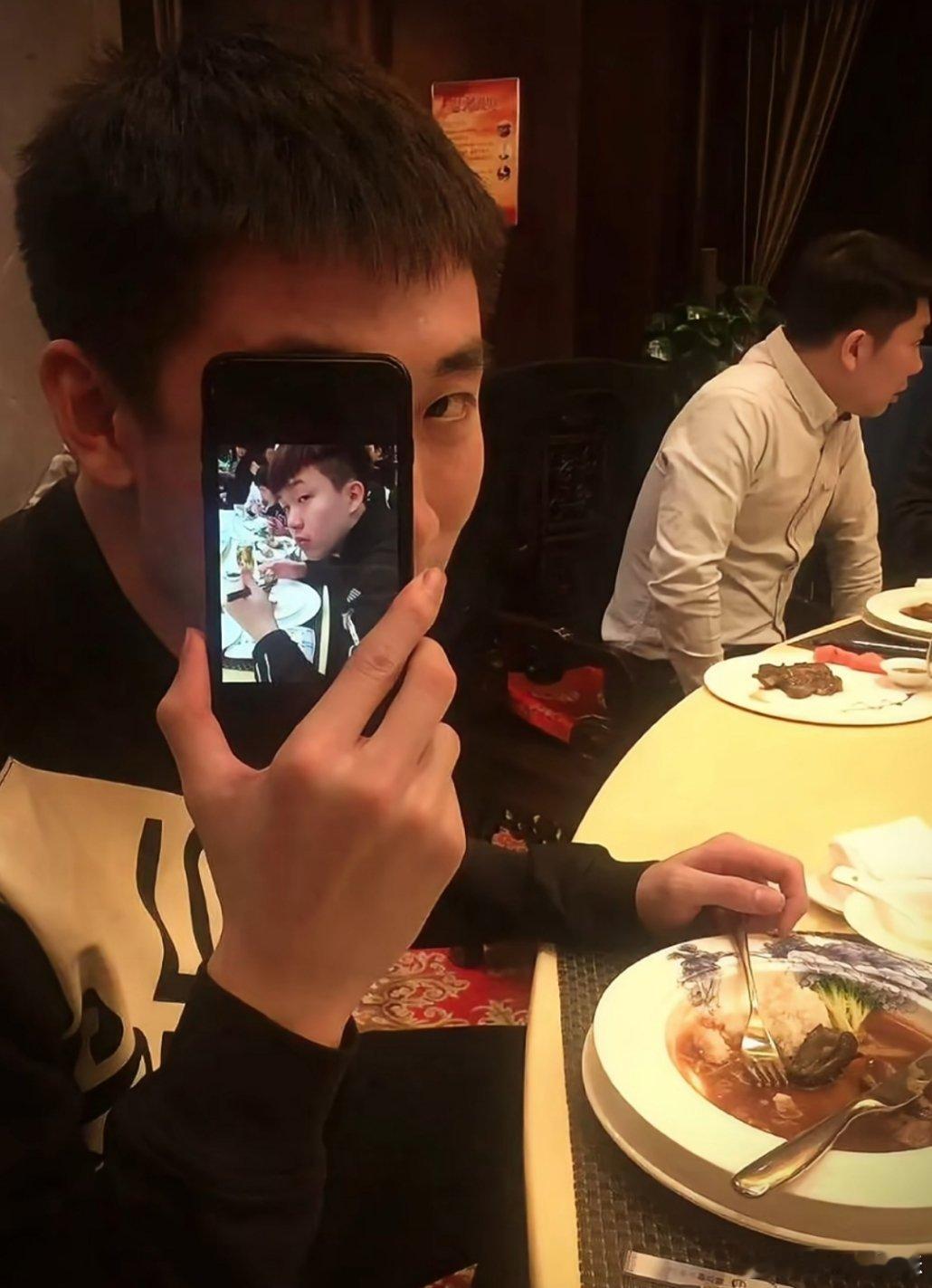 和朋友拍照姿势get[笑哈哈][笑哈哈] ​​​