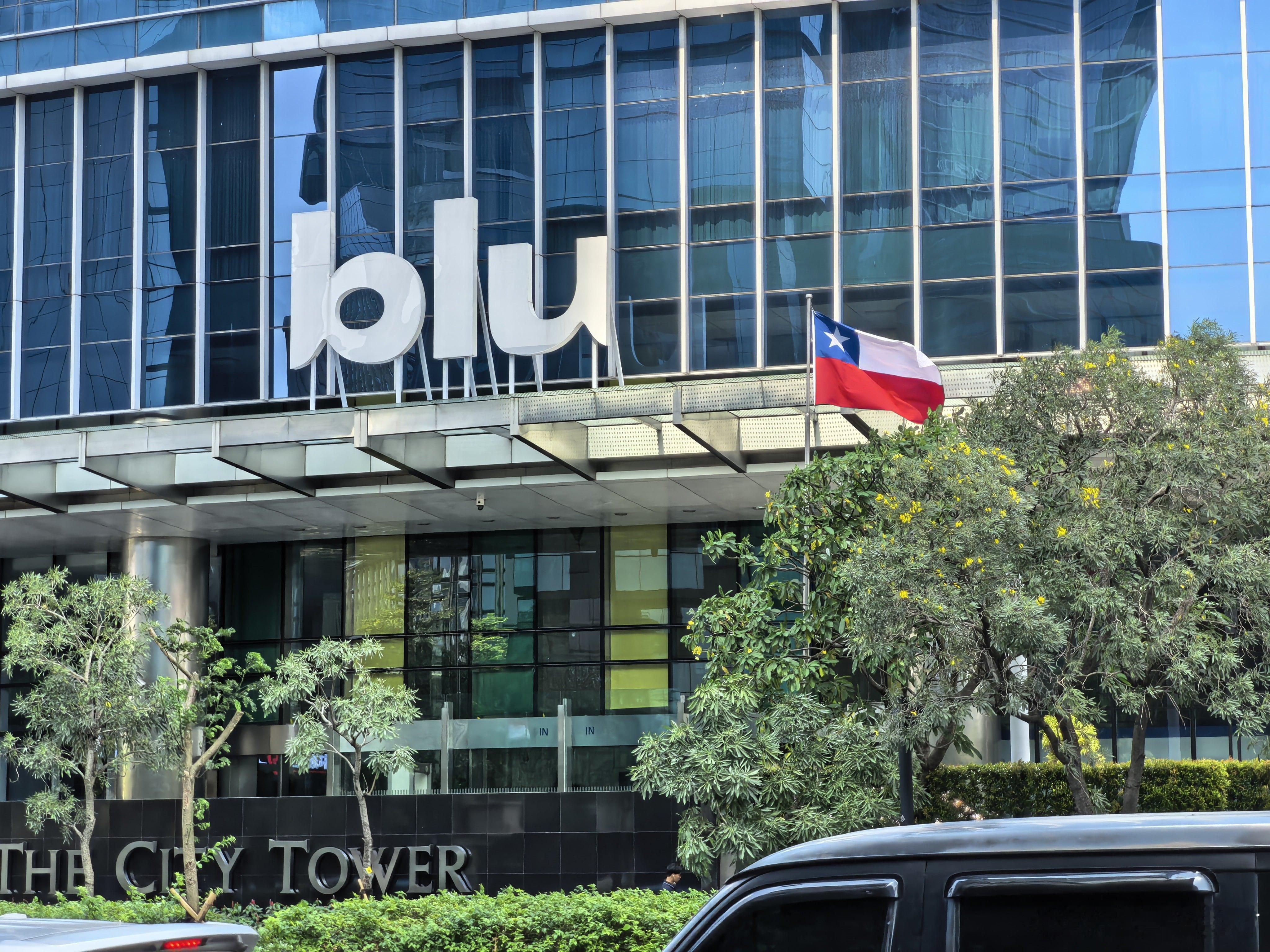 昨天下午溜达了一圈，走过一条臭河后，看到一个轻轨站，一座石墙下一片草地，悠散的躺