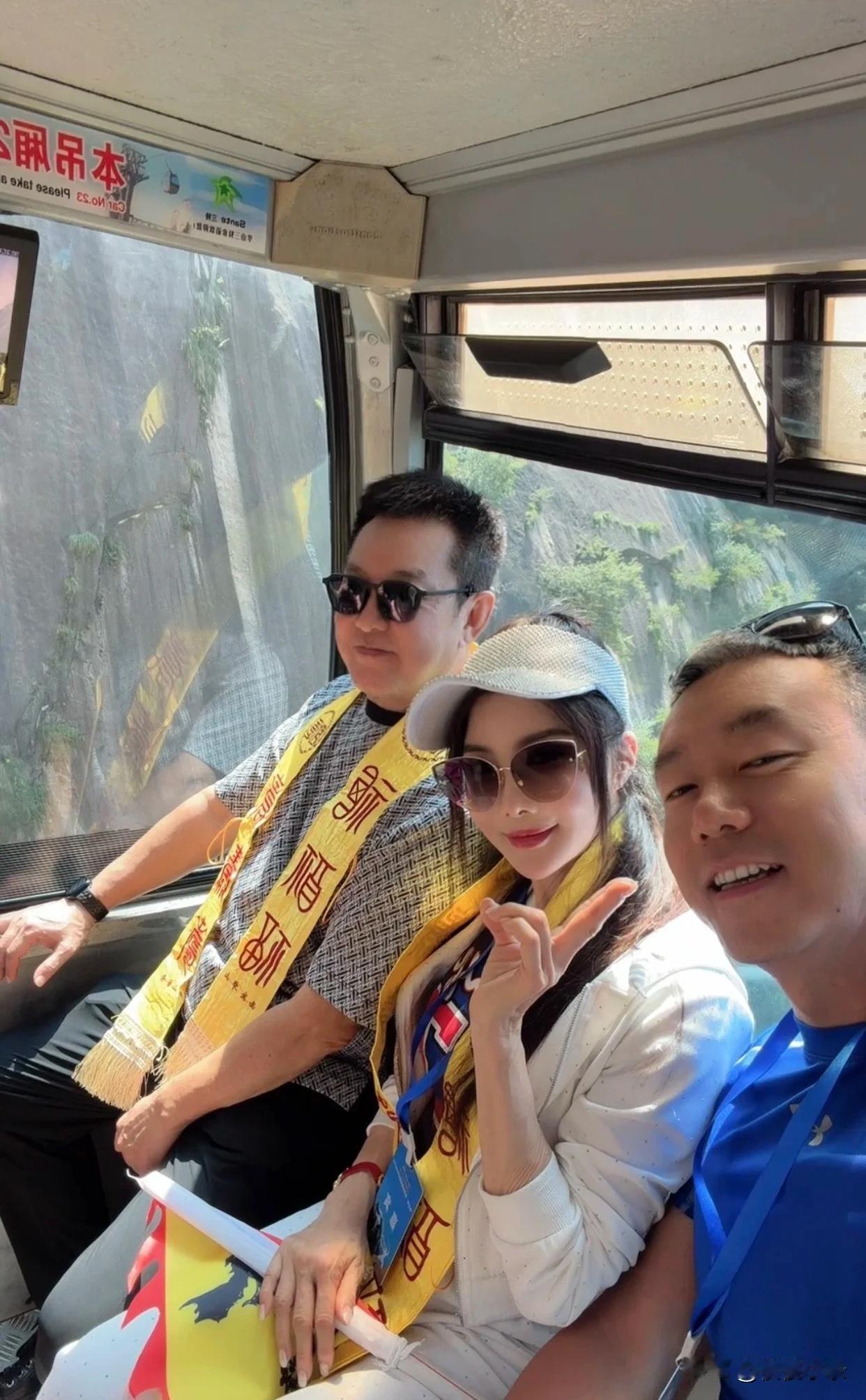 元彪和女星杨丽菁打卡华山，69岁胖了一圈精气神仍足，亲自表演武术功底好扎实！[大