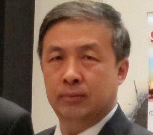 “中国现在向美国投降还来得及！再晚就要‘跪着’了。”几年前，中国专家马臣公开宣称