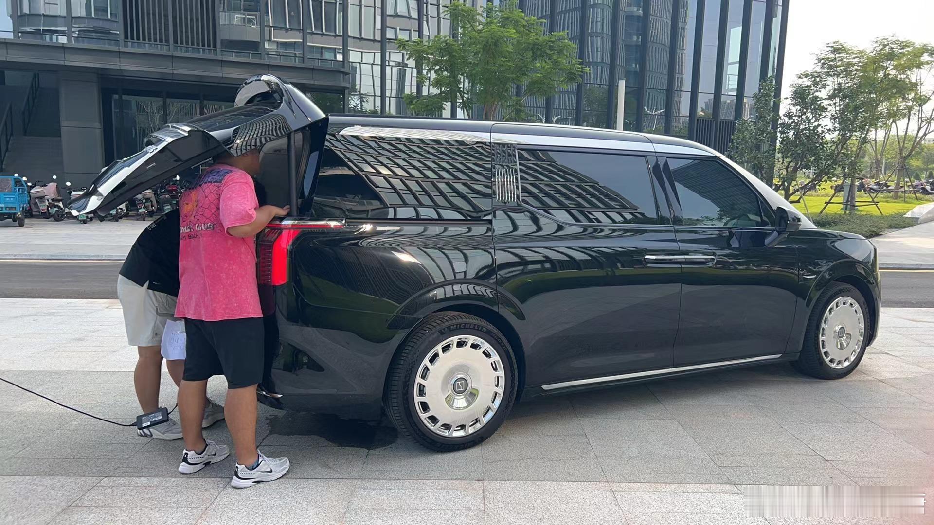 买了之后我还心心念念想着把他提成灰色的，现在看来，黑色确实是更好看[笑cry]#