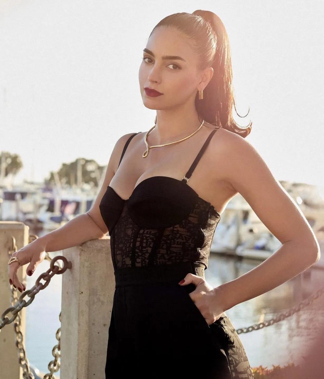 一点都看不出来她是印度人，完美的身材，并不黑的皮肤，高挺的鼻梁，细腻光滑的皮肤，