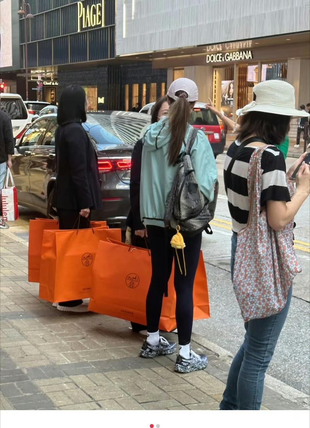 网友在香港偶遇李嘉欣，她助手拿着这些刚买回来爱马仕的袋子，所以一个月200万港币