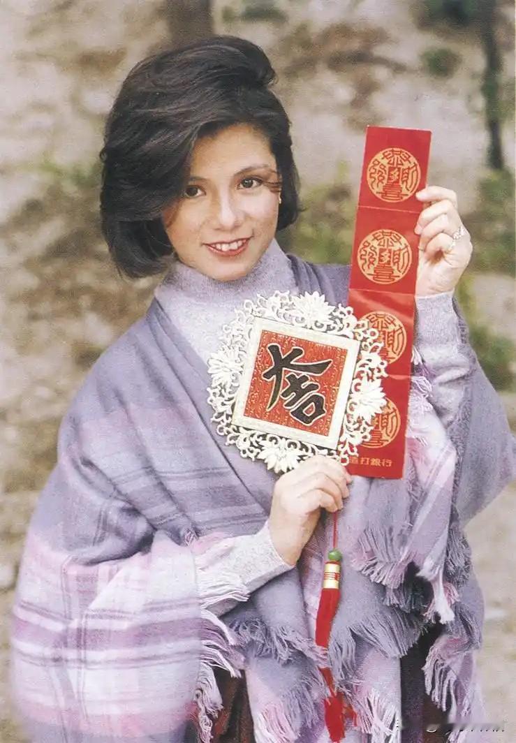 🎆借蓉儿吉言，万事皆胜意🧧永远的翁美玲
翻看这张泛黄的老照片，瞬间被拉回八四