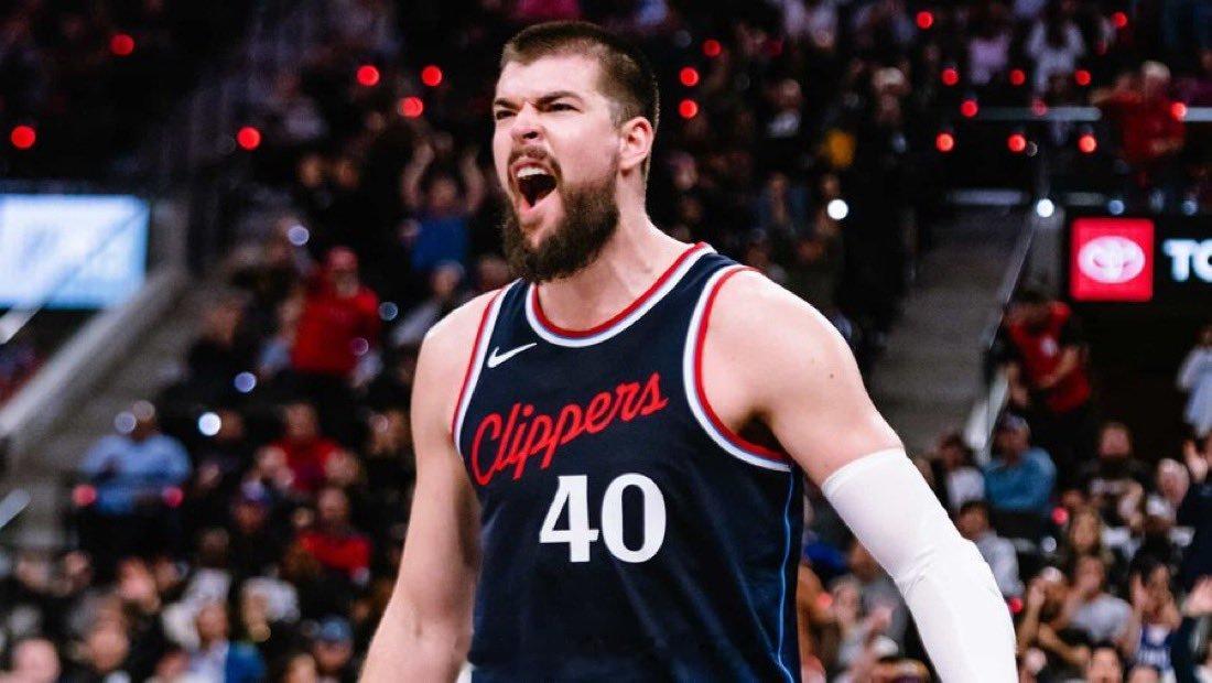 据Tomer Azarly报道，快船队拒绝了用一个首轮选秀权和一个选秀权互换来换