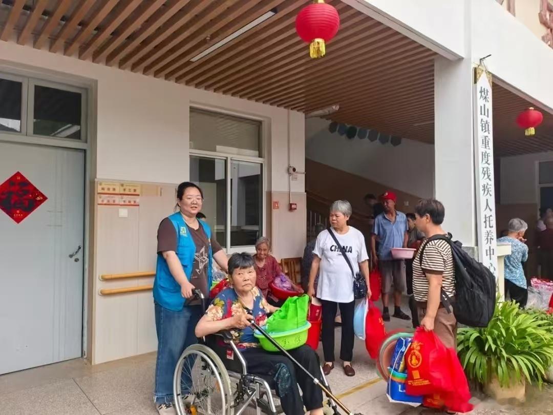 直击浙江迎战台风巴威长兴闻风而动转移万名群众  台风预警信号响起，浙江长兴快速响