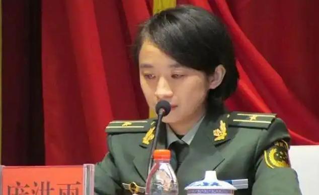 一个女老师竟然被特招参军还授少校警衔，但是有人却指出：“她的背后一定有靠山，一定