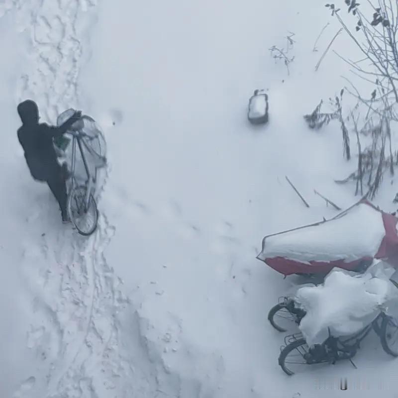 下联：雪中送炭难。对仗工整好对联一幅。