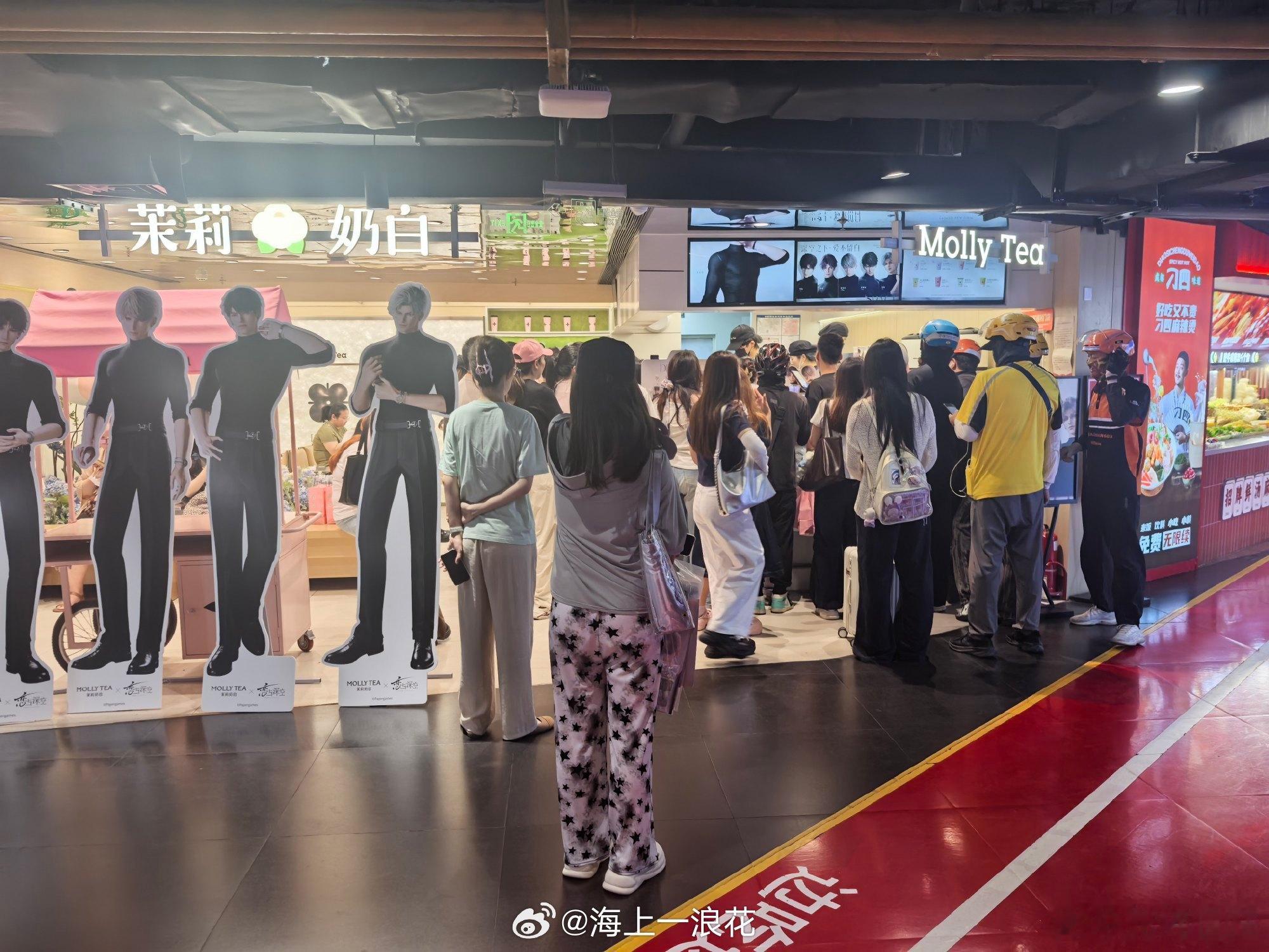 茉莉奶白门店回应爆单门店措手不及忙不过来，主要是没有做好预案。不过品牌出面回应还
