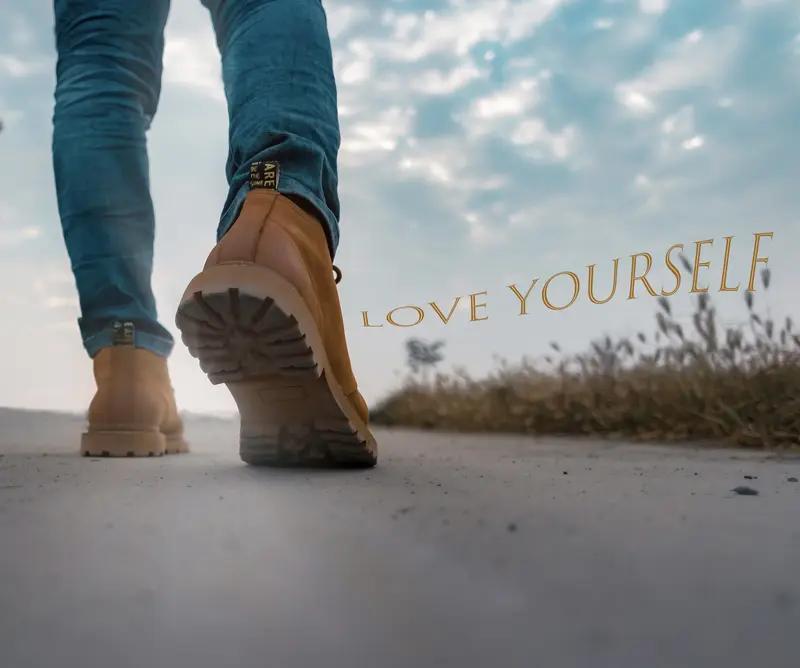 深耕自己，静待花开
 
别慌着追光，先沉下心深耕！
 
这世上从没有凭空而来的光