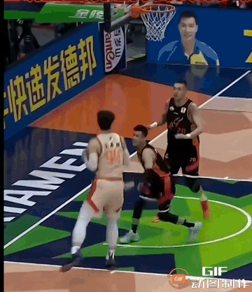 王哲林点名单打郭艾伦，打成2+1。
看则强硬，实则软！