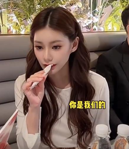 马筱梅不是亲妈，
但是却胜似亲妈。
当初她与汪小菲大婚的时候，就提议不让孩子去参