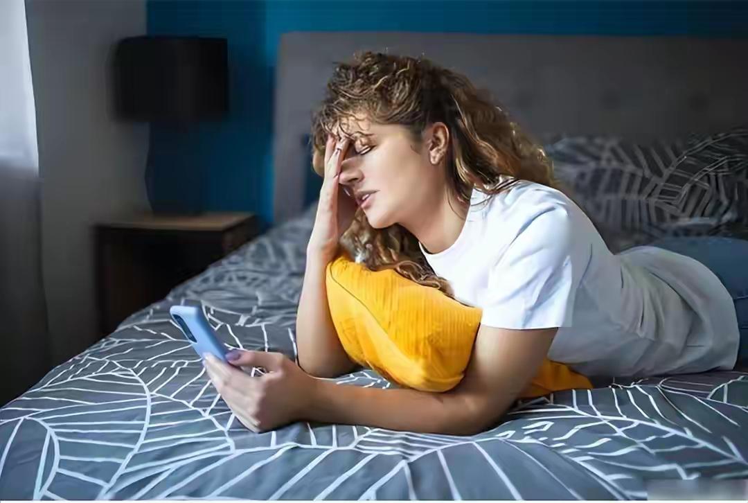 期在睡前玩手机的人，会付出啥代价？医生：或要承担这4种痛苦
长期在睡前玩手机的人