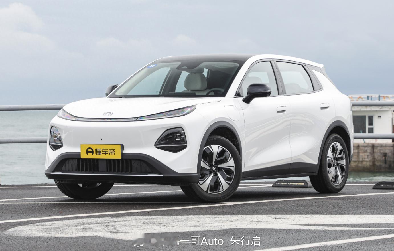 全新长安启源Q05实车图曝光，它将于11月21日正式上市。新车将推出5种外观配色