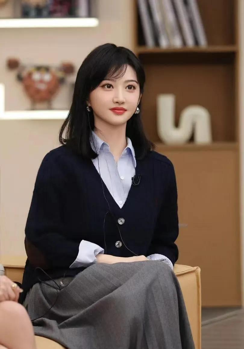 甜这新风格也太嫩了！
 
藏蓝开衫叠浅蓝衬衫，配灰色百褶裙，清爽又温柔~这一身把