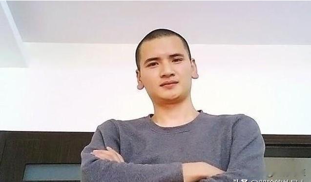 长得太帅也不行！2006年，释明心辞了“铁饭碗”，扔下父母、抛下俗欲，做了和尚。