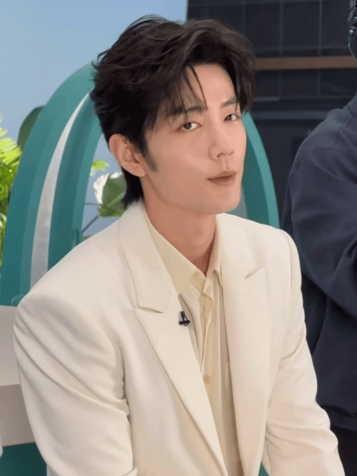 Daddy提起家里的小娇妻就这样，满脸宠溺的笑，摇着头说太小了，老是闹腾 