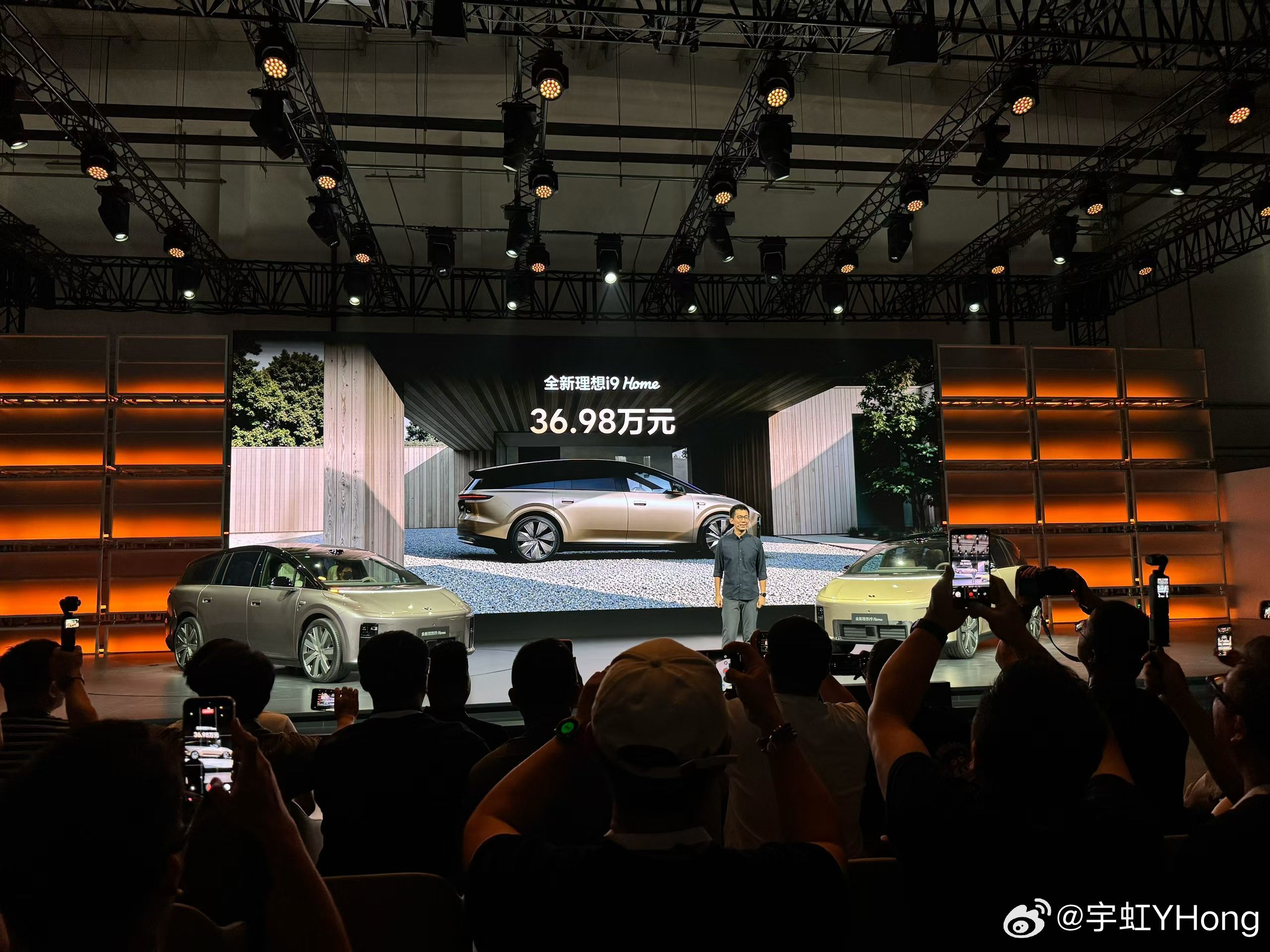 理想i9只有一个配置，36.98万5225mm车长， 3168mm 的长轴距理想