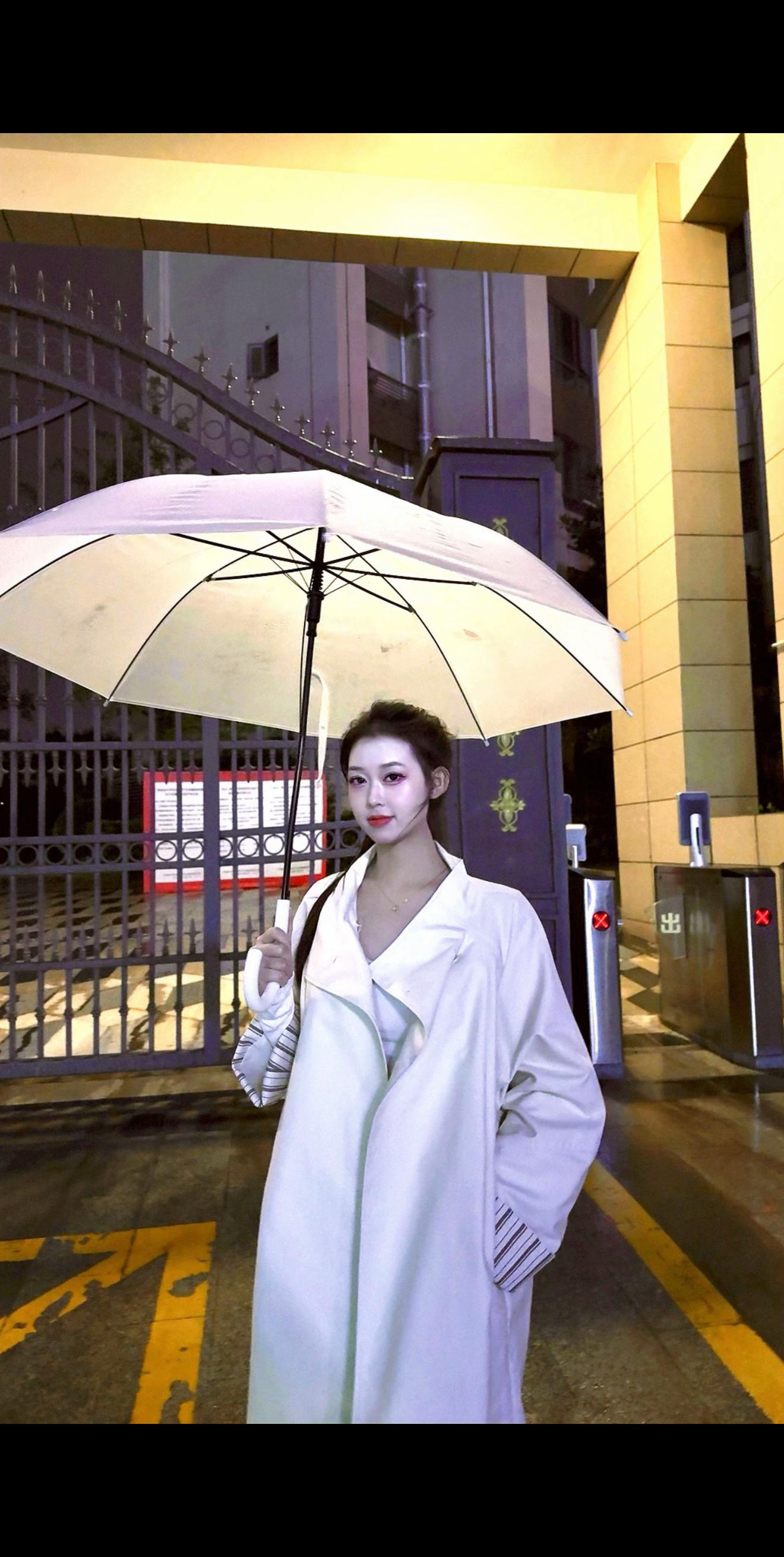 ☔️。雨天 牛躲窝里 马跑棚里 牛马会想办法上班