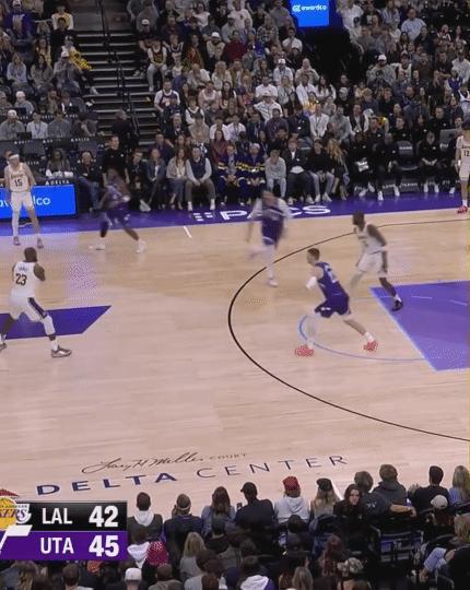 詹姆斯有时候传球还是过于大意了，努尔基奇明显比艾顿强壮很多，艾顿根本卡不住他的重