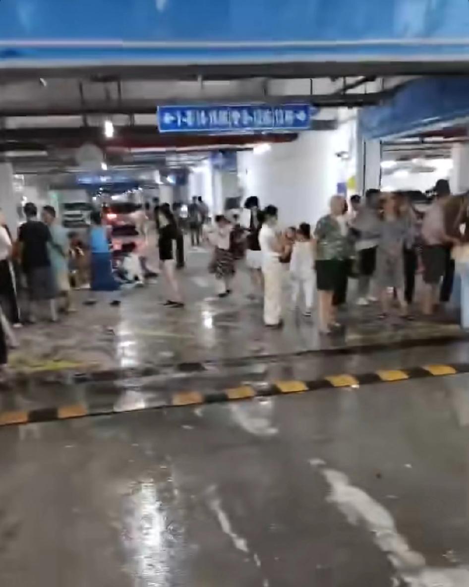 台风来了，楼都在晃高楼玻璃斗篷破了，这地方要要是台风来了会不会被活埋
全球最卷的