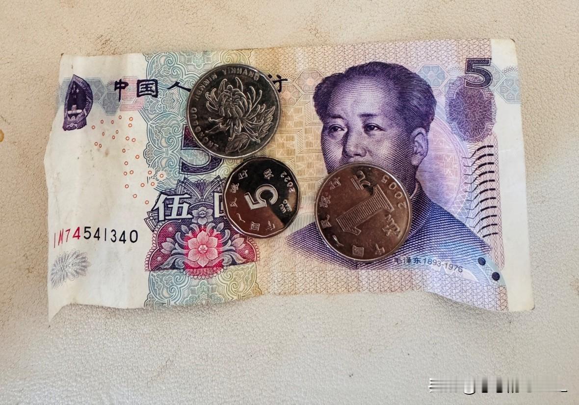 看到这样一句话：一个疯狂攒钱、会过日子的女人背后，往往是无人可靠。

这话说得很