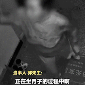 辽宁，一孕妇深夜休息时，楼下大妈却拿斧头疯狂砸门，夫妻俩本以为对方砸完就没事了，